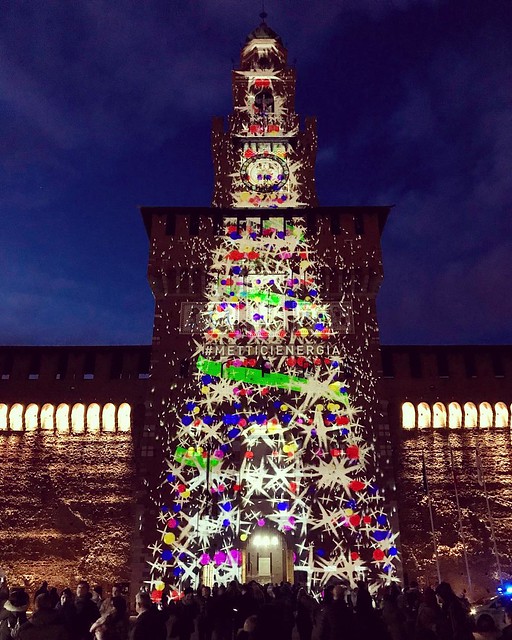 L’arbre de #Nadal sobre la Torre del #Filarete al #CasteloSforzesco de #Milà #Milano #Milan #Mapping #metticienergia