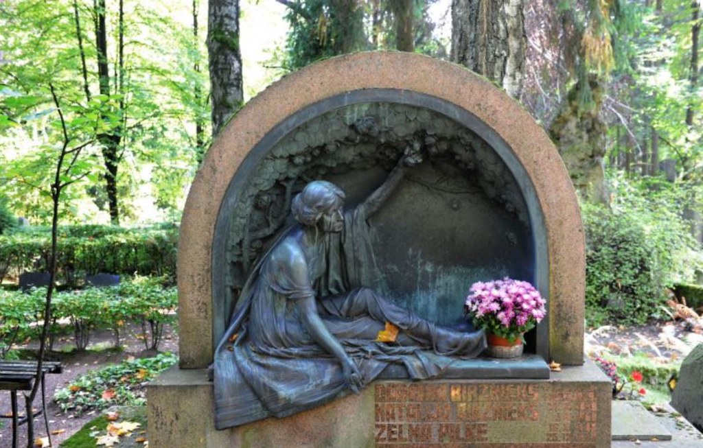 Sculpture du cimetière de Meža Kapi à Riga.