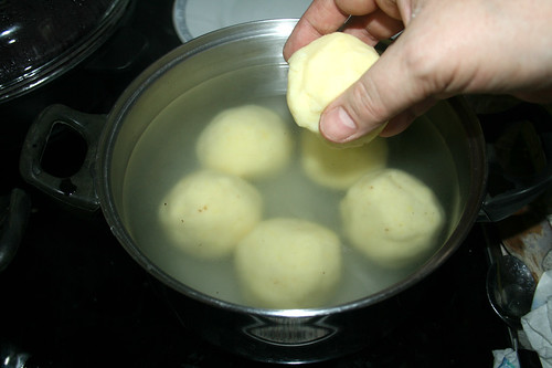 81 - Kartoffelklöße sieden / Boil potato dumplings