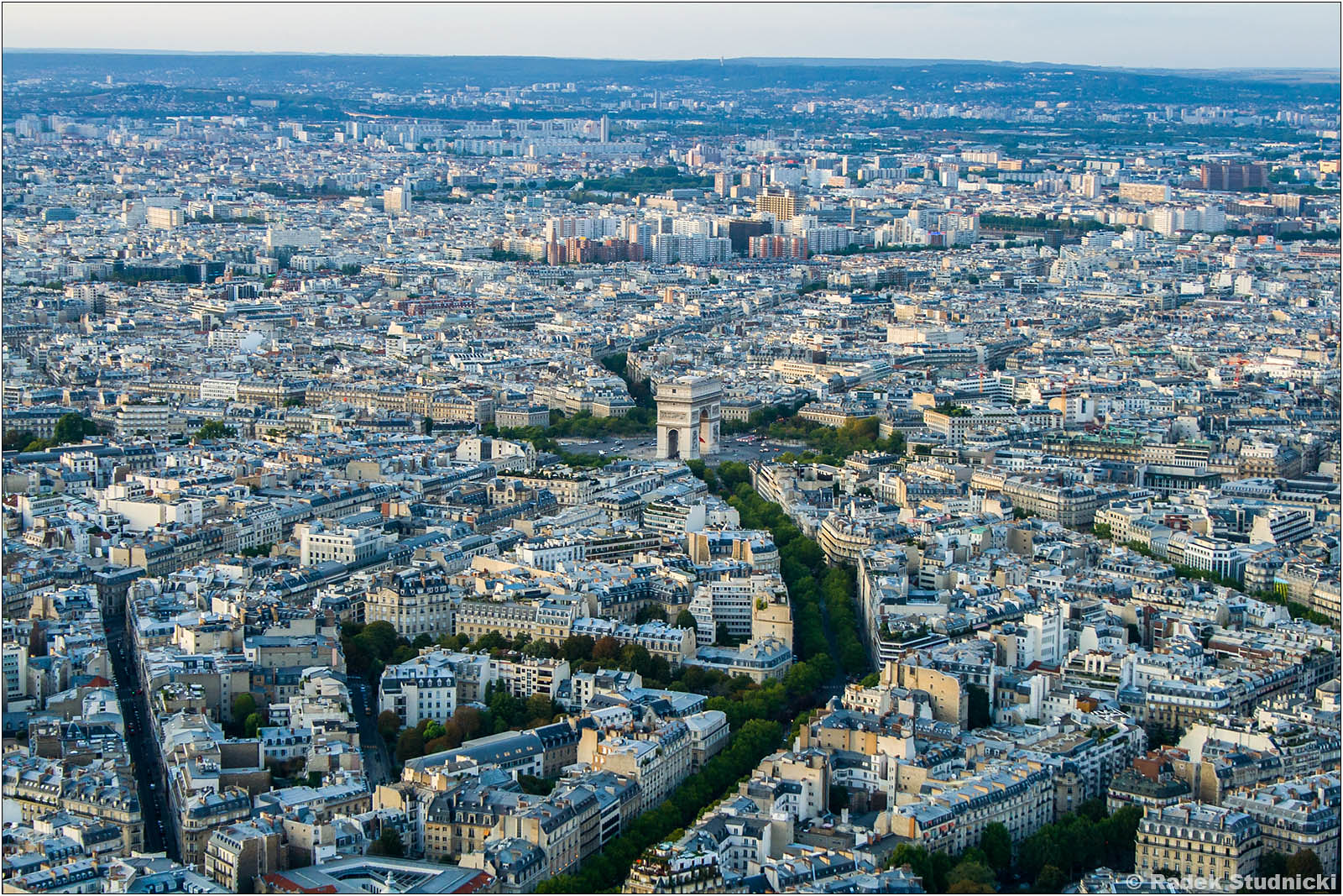 Widok z Wieży Eiffela na Łuk Triumfalny
