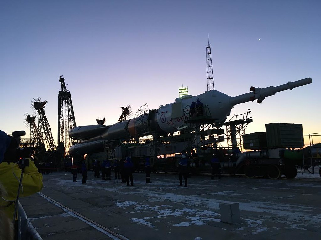 4年越しで立った射点にて、まだ横倒しのソユーズロケット