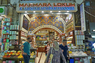 Istanbul - Spice Bazaar shoppers