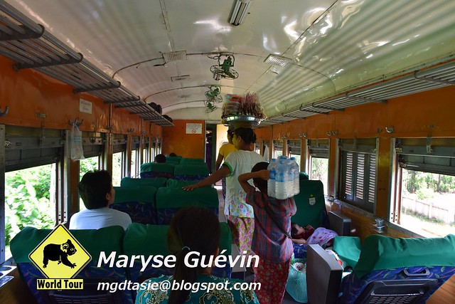 Train entre Kyaik-Hti-Yo et Mawlamyaine Birmanie Myanmar