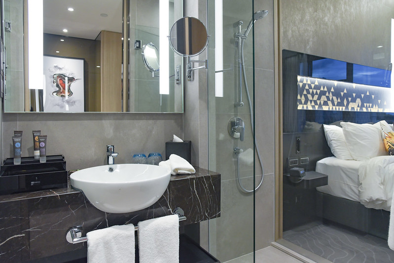 wash area at the deluxe room - novotel singapore on stevens