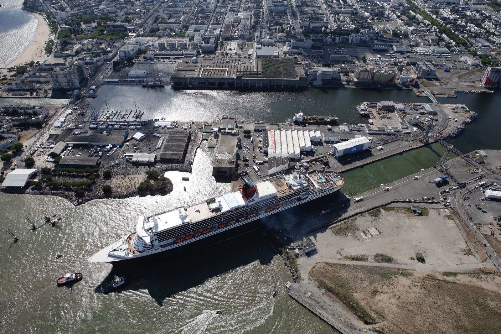 Queen Mary 2 departing Saint Nazaire for sea trials in September 2003.