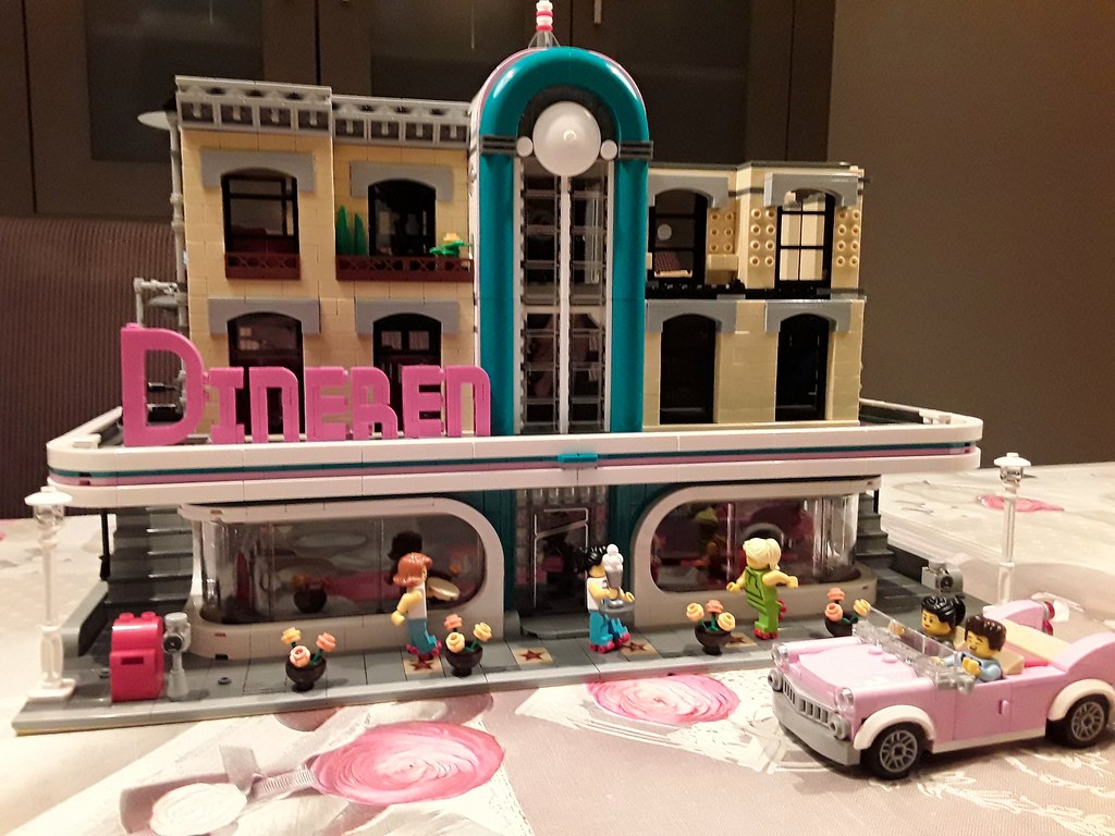 Lego 10260 Downtown Diner XL progress..