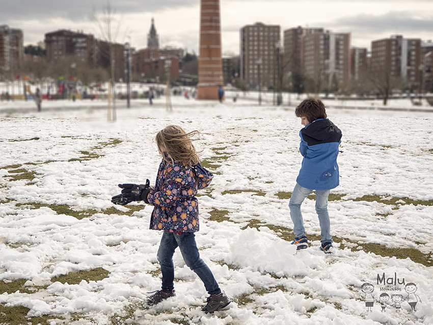 Litel Pipol 41/52 - Guerra de bolas de nieve en el parque