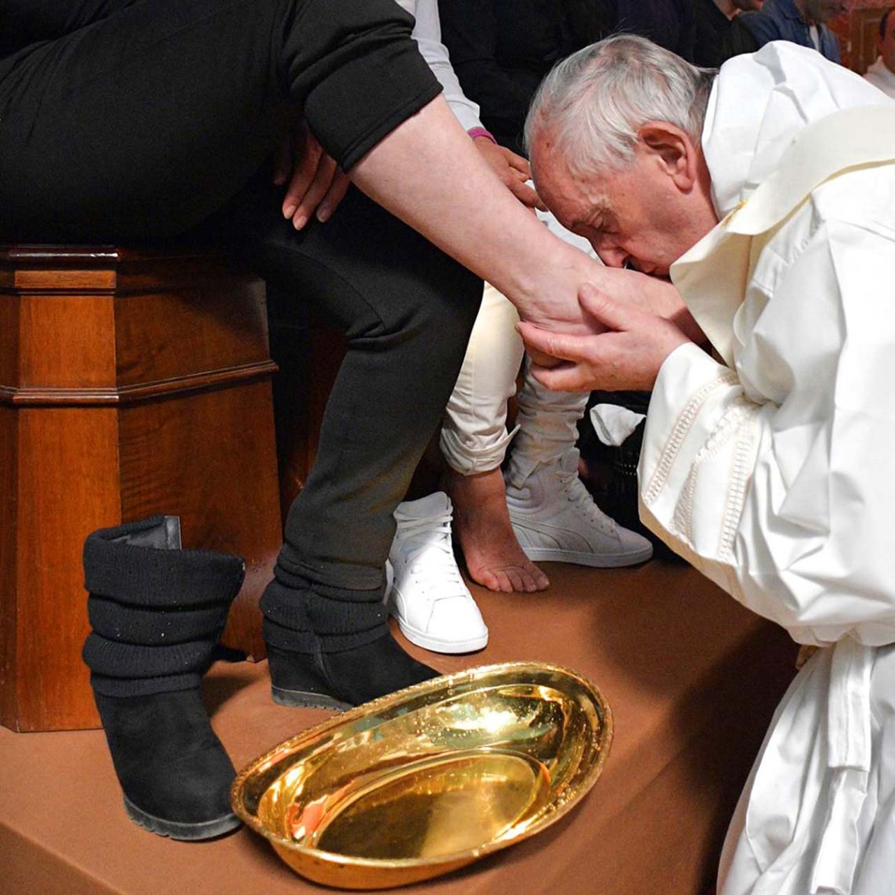 22 Photos From 2017 That Tell A Story: Pope Francis is washing, drying and kissing feet of Paliano maximum security prison’s inmate to offer hope to society's most despised people.