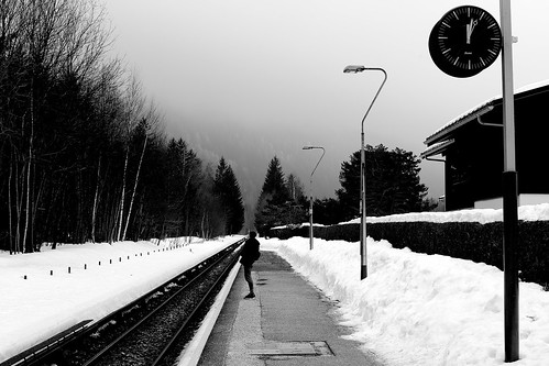 chamonix lepraz homme man gare station train neige snow brume mist photoderue streetview urbanarte noiretblanc blackandwhite photopascalcolin 50mm canon50mm canon