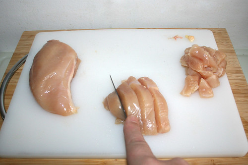 21 - Hähnchenbrust in Streifen schneiden / Cut chicken breast in stripes