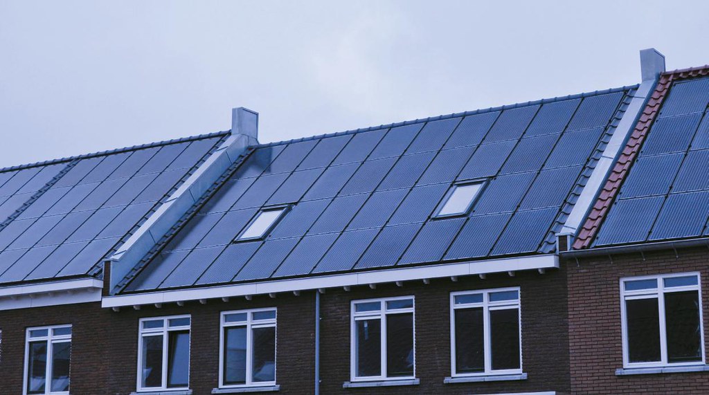 Solar Panels Integrated around Velux Windows Using GSE roo… Flickr