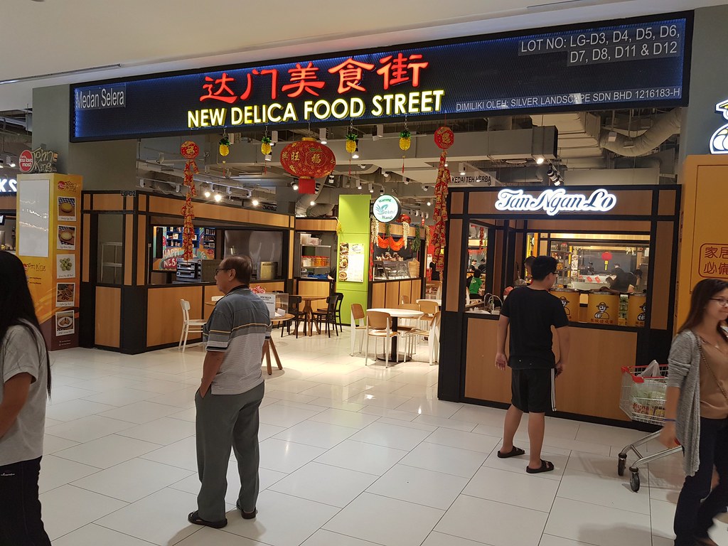 @ New Delica Food Street, Damen Mall USJ 1