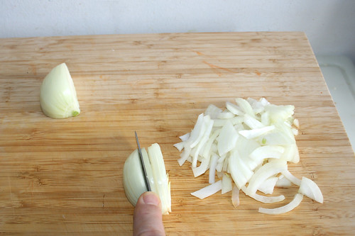 30 - Zwiebel in Spalten schneiden / Cut onion in strips
