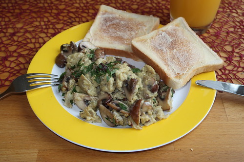 Rührei mit Champignons zu Toast | Gourmandise