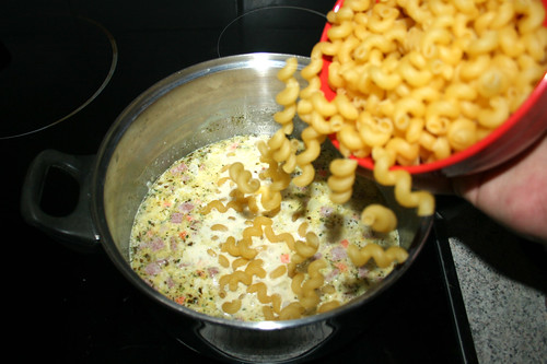 09 - Rohe Nudeln in Topf geben / Put raw pasta in pot