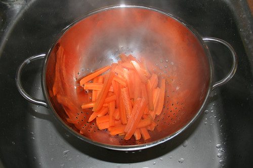 35 - Möhrenstifte abtropfen lassen / Drain carrots