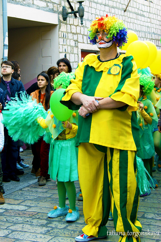 Клоун, сопровождающий шествие