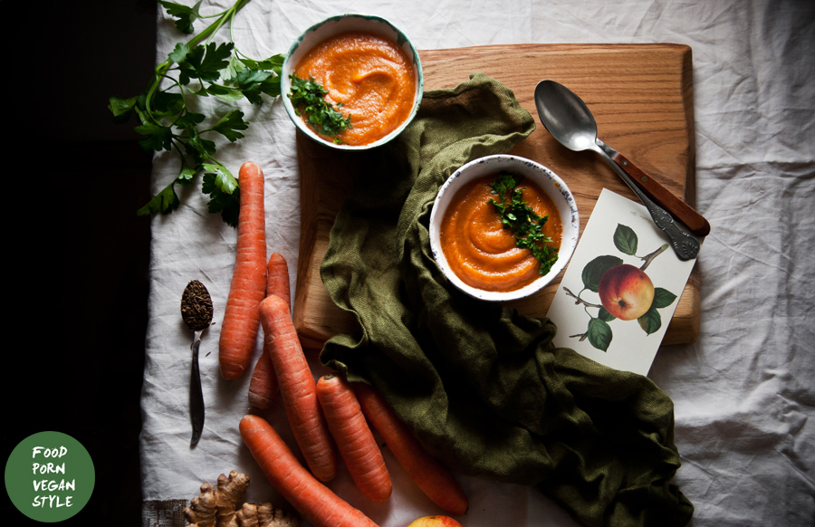 Cream of carrot soup with caraway seeds and apples / Zupa krem z marchewki z kminkiem i jabłkami