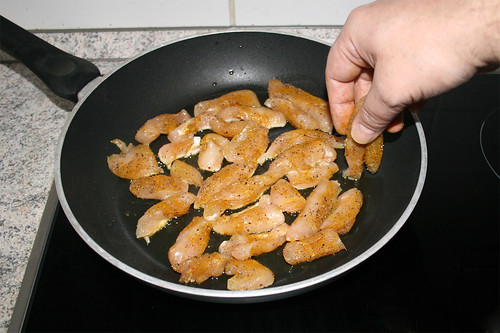 36 - Hähnchenbruststreifen in Pfanne geben / Put chicken stripes in pan