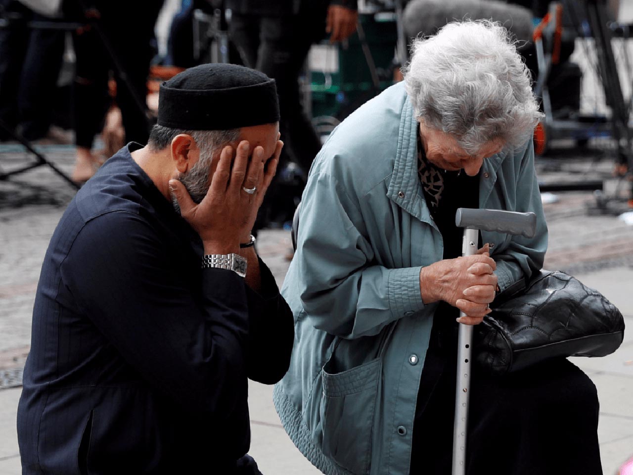 22 Photos From 2017 That Tell A Story: After Manchester bombing on May 22, 2017, Muslim Sadiq Pattel and Jewish Renee Rachel Black are crying together for the people who have died.