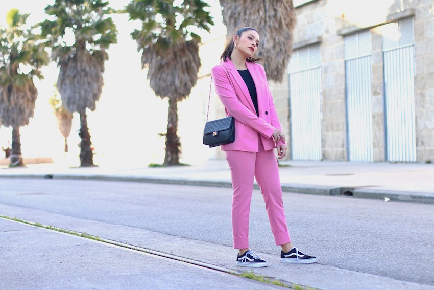 traje rosa