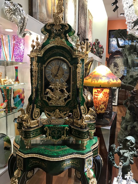 Forum Shops,  Camelot clock