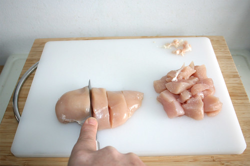 18 - Hähnchenbrust würfeln / Cut chicken breast in dices