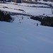 Odpolední dojezd do údolí sjezdovkou 2a plnou muld a unavených lyžařů