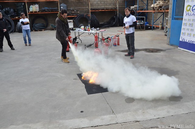 Un empresario salmantino apaga un fuego con un extintor de polvo.