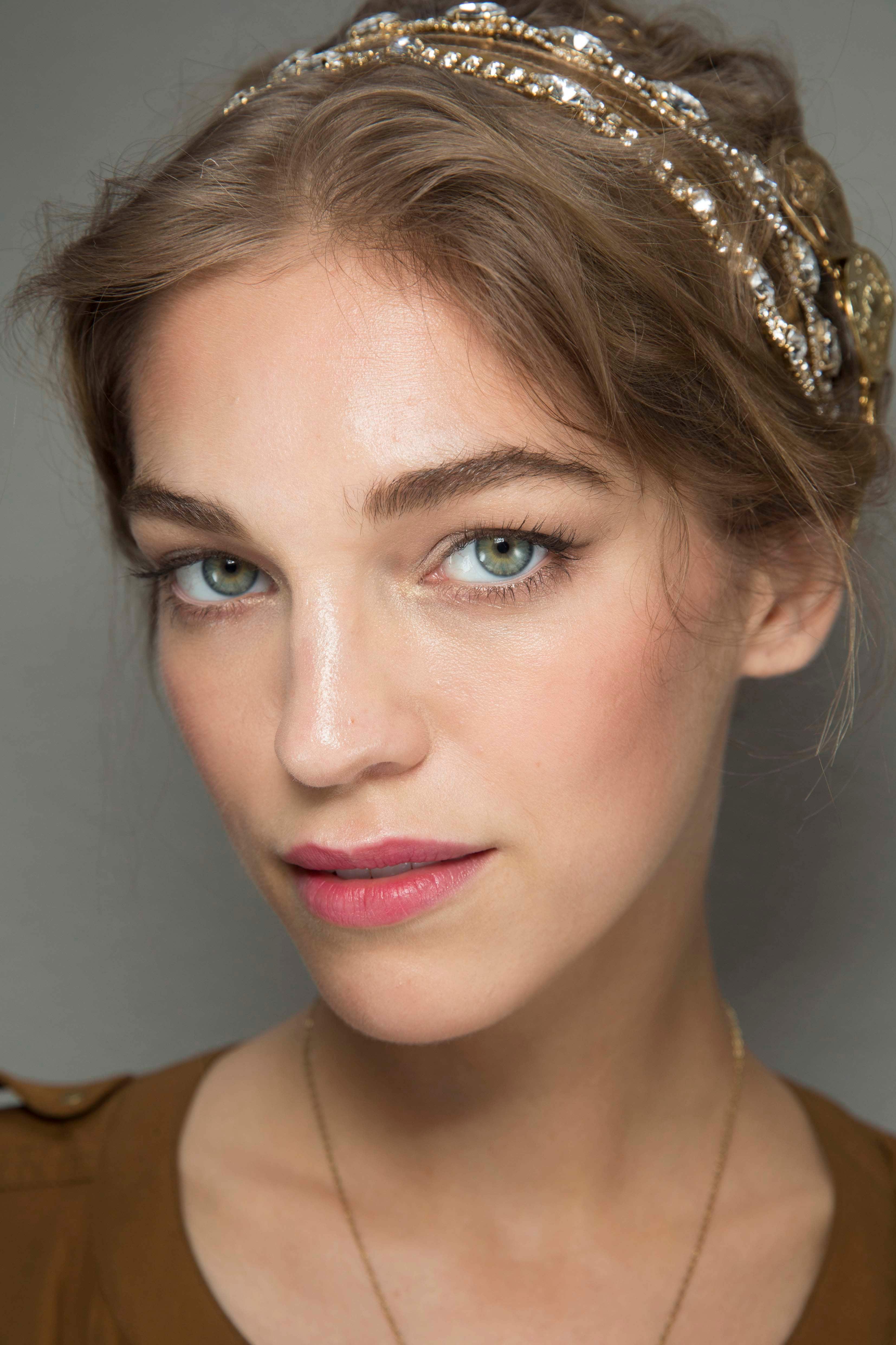 10+Chic Headband Hairstyles -Keeps It In Your Styles 5