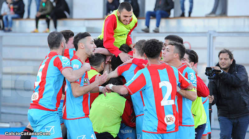 Un momento di gioia condivisa nella gara Catania-Trapani terminata col punteggio di 4-2