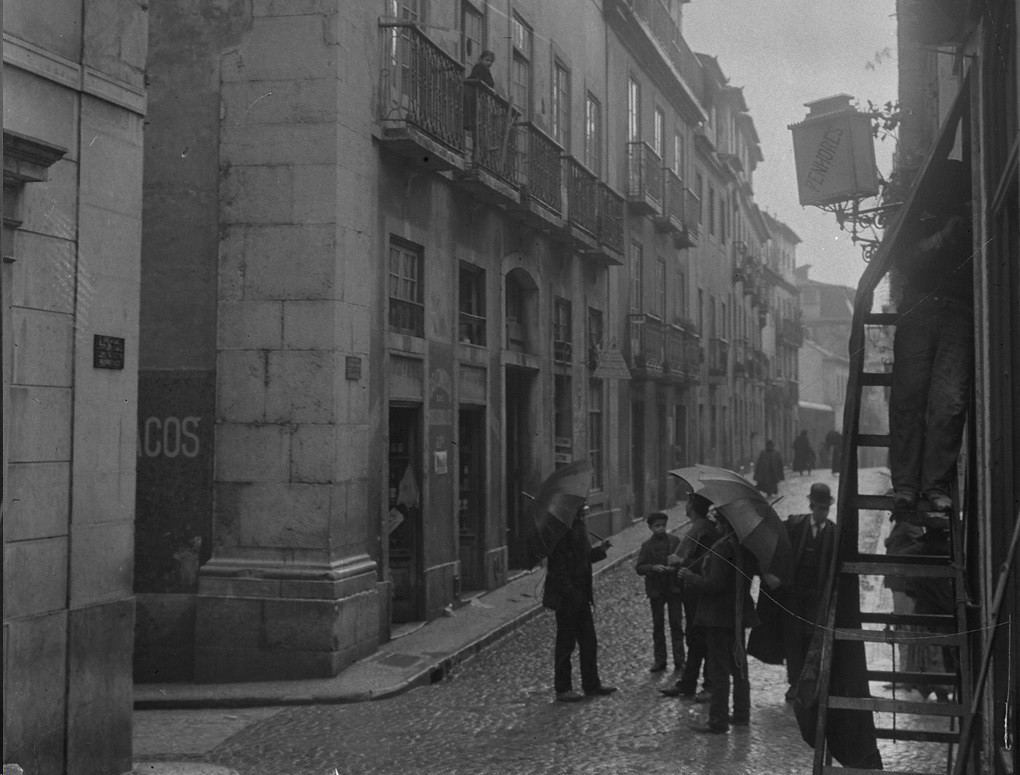 Rua em dia de chuva, Lisboa (J. Benoliel, c. 191...)