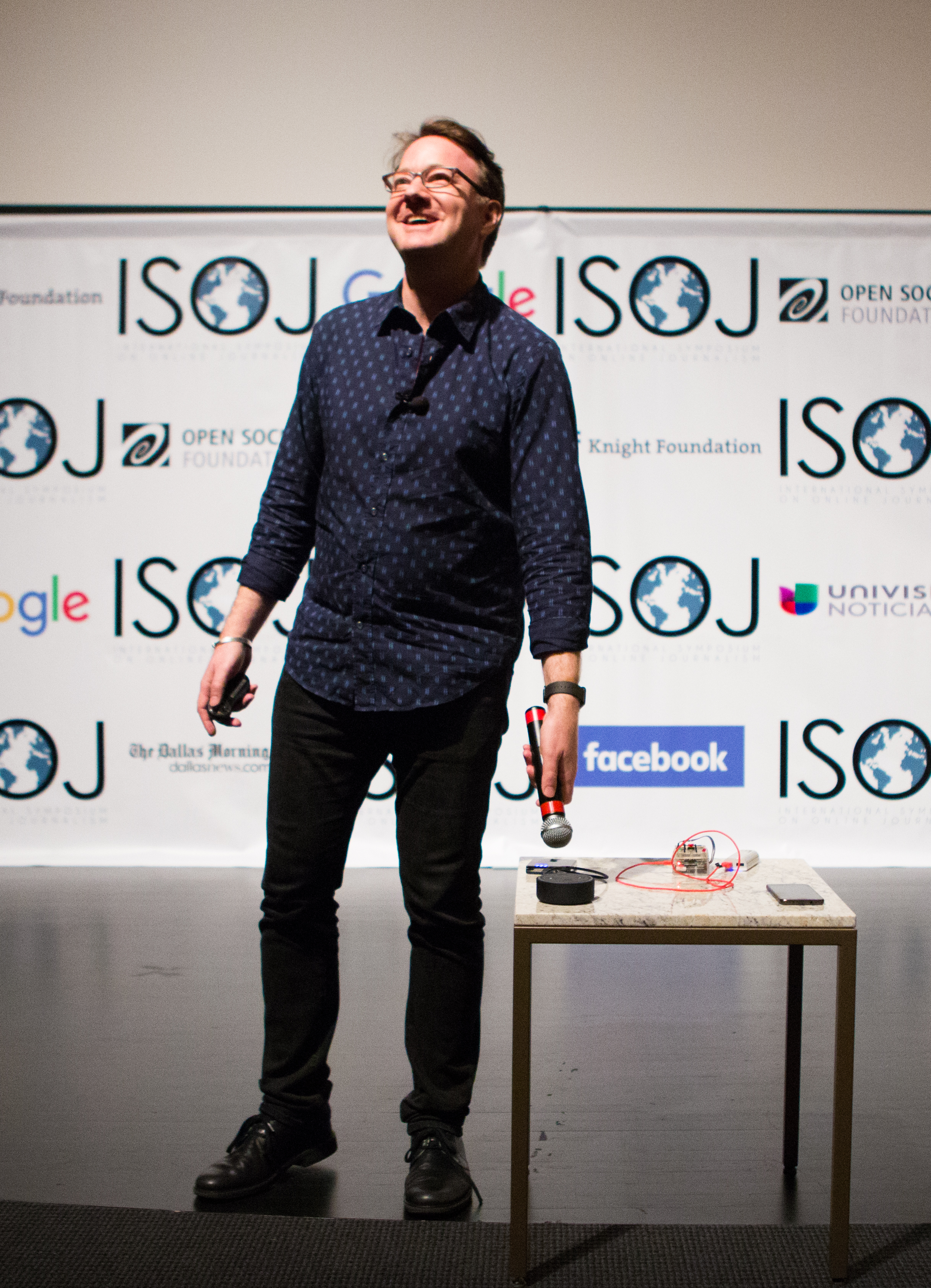 With help from bots like Amazon Alexa, John Keefe speaks at ISOJ 2017 about how journalists are using news bots to interact with their audiences. (Mary Kang/Knight Center)