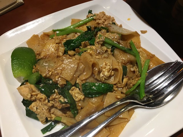 泰美泰式料理的雞肉炒板條，我覺得滿好吃，不過其他菜更出色，大家夾菜配泰國米，所以這道就沒那麼多人取用了