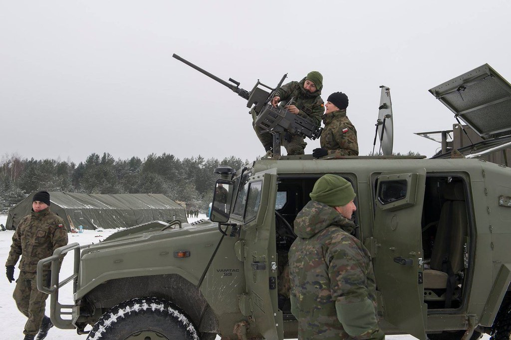 Канадские солдаты в Латвии и Украине (фото) DUek-JNX0AAJnKQ