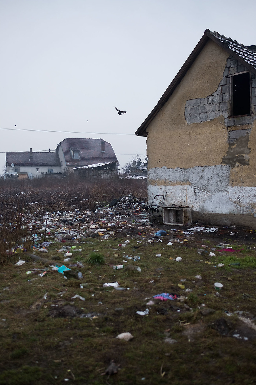 Sajószentpéter: egy rendben tartott udvar, a szomszédja, és a "lerakó" a töltés mentén | Fotók: Magócsi Márton