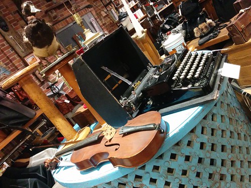 Violin and typewriter #toronto #distillerydistrict #gwgeneral #violin #typewriter #latergram