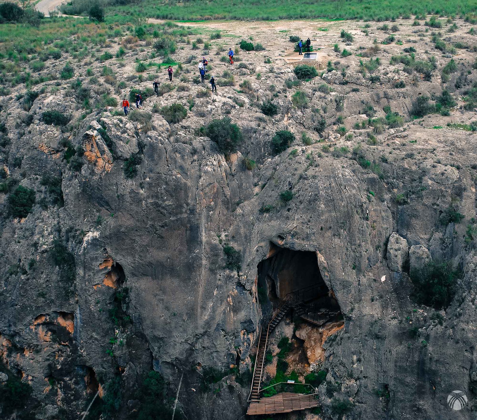 Perspectiva frontal de la Cueva de la Serreta