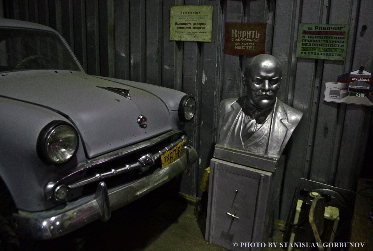 Советские автомобили, телефонные будки и Ленин – все тайные фетиши одного латыша