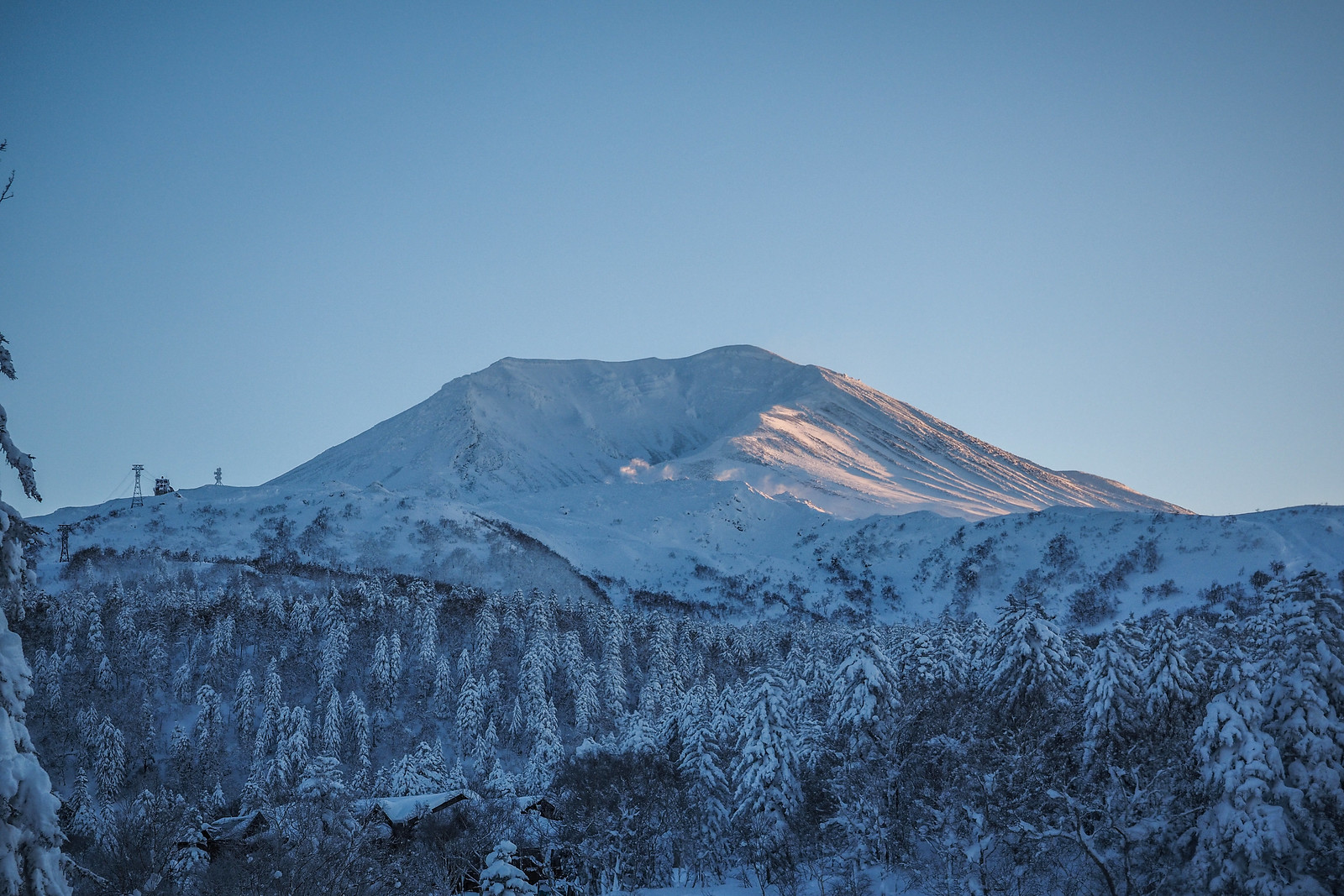 Mt. Asahi fumerole ski tour (Hokkaido, Japan)