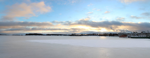 sunday finland suomi lake frozen freezing cold winter dock bluesky clouds blue redclouds sunny sun sky view panorama water sailboat boat kuopio sailor landscape