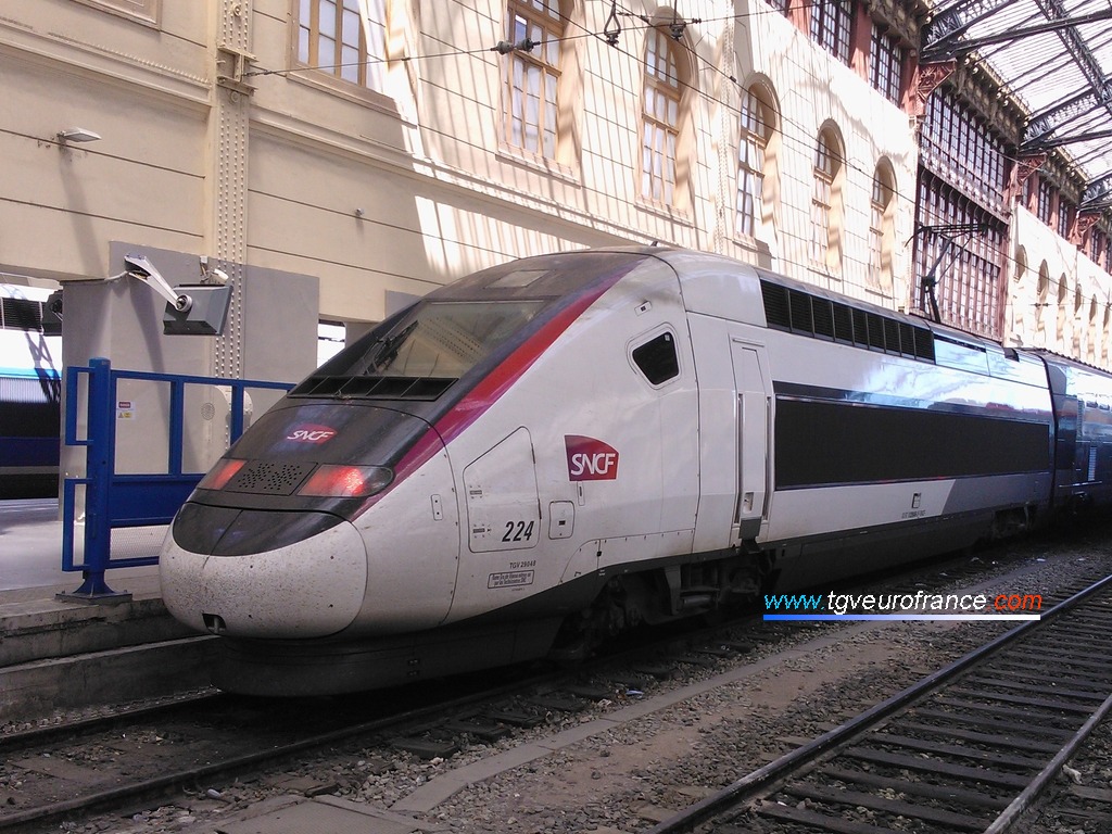 Le TGV Duplex 224 Alstom de SNCF Voyages en livrée carmillon en gare de Marseille Saint-Charles