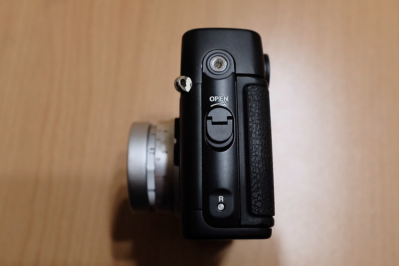 KONICA HEXAR RF+Leica Elmar 50mm f2.8横フィルムカバーオープンレバー
