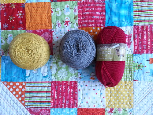 Slipver (mustard) and jumper (grey and red) for Mini Archie