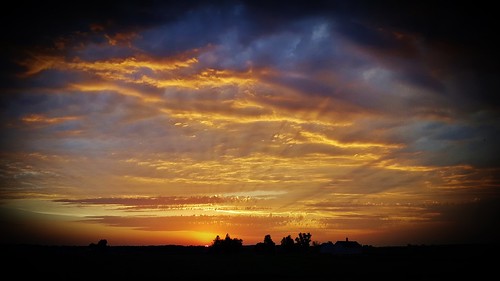 sunrise newstart newyear beginning field landscape clouds country rural barn farm viginette 2018 rays winter cold silhouettes