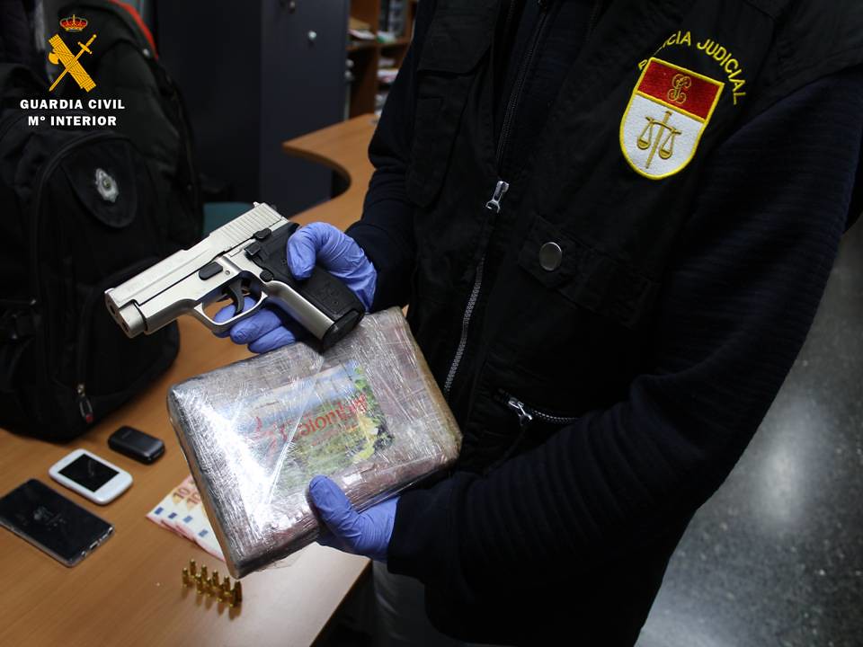 cocaína y arma localizada en vehículo detenido