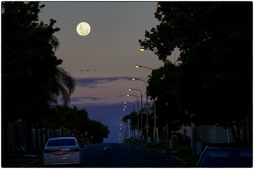 moon fullmoon edenvale wagenaarroad sony rx10 ekhuruleni eastrand cybershot bridgecamera streetlights suburban