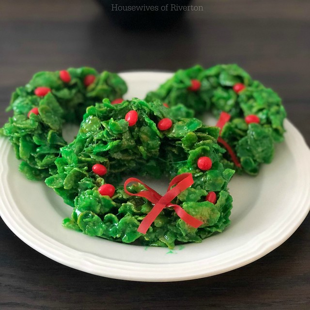 If you need a way to relax with your family during this busy holiday season, make it an easy family night with these fun Christmas Cereal Wreaths! | www.housewivesofriverton.com