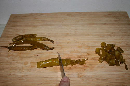 11 - Peperoni in Scheiben schneiden / Cut hot pepper in slices