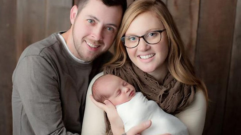 Benjamin Gibson dan Tina Gibson serta bayi Emma Wren Gibson yang lahir dari embrio bayi yang dibekukan.